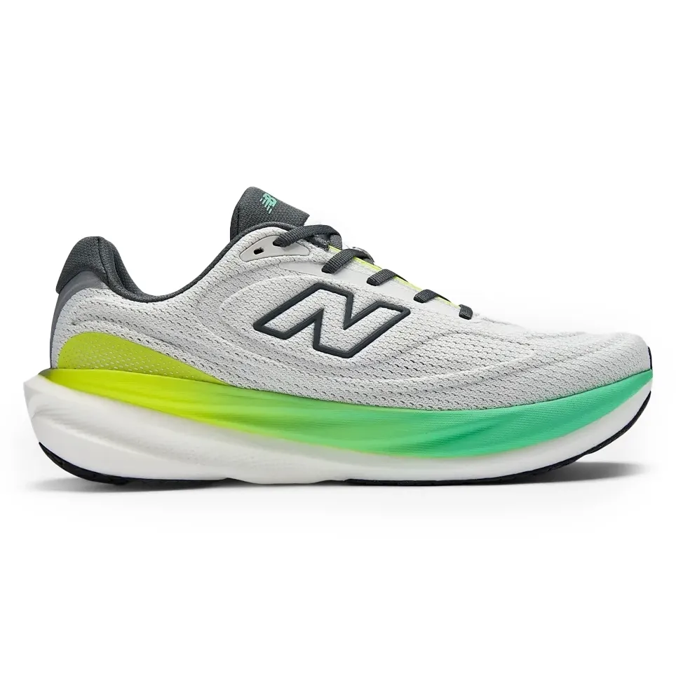 Tênis masculino New Balance 1080v15 branco com detalhes cinza escuro e solado degradê verde, vista lateral esquerda